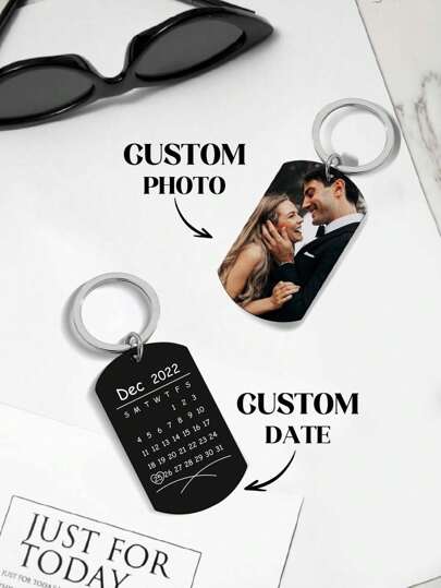 1 Stück personalisierter Kalender Schlüsselanhänger - anpassbares farbiges Foto Edelstahl Anhänger, Schwarz (2,8 cm x 4,8 cm x 0,17 cm) - exklusives Paar-Geschenk - Jahrestags-/Geburtstaggeschenk - anpassbares Geschenk für Männer, Frauen, Freund, Freundin, Ehemann, Ehefrau, Familie, Freunde - geeignet für Geburtstag, Jahrestag, Valentinstag, Abschluss, Hochzeit, Muttertag, Vatertag, Weihnachten und andere Anlässe