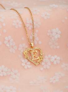 这款时尚、优雅、精致的26字母心形吊坠项链是青少年日常佩戴的完美之选。它也是馈赠朋友的理想礼物，展现了女性优雅的魅力和时尚的欧美设计风格。它是年轻人必备的珠宝单品。