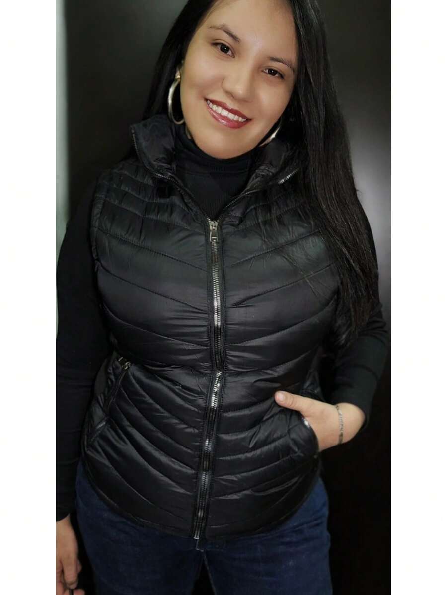 Chaleco Basico Capitonado Liso , con Gorro, Cremallera y Cuello alto. - Negro - Ver 1