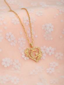 这款时尚、优雅、精致的26字母心形吊坠项链是青少年日常佩戴的完美之选。它也是馈赠朋友的理想礼物，展现了女性优雅的魅力和时尚的欧美设计风格。它是年轻人必备的珠宝单品。