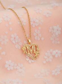 这款时尚、优雅、精致的26字母心形吊坠项链是青少年日常佩戴的完美之选。它也是馈赠朋友的理想礼物，展现了女性优雅的魅力和时尚的欧美设计风格。它是年轻人必备的珠宝单品。