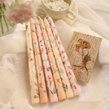 2支/盒，25厘米印花锥形蜡烛——欧美市场情人节必备。饰以心形图案，是浪漫烛光晚餐、婚礼和节日的理想之选。装饰性香氛蜡烛，一套精美的豆蜡蜡烛。送给女朋友、女性、冬季、家居装饰香氛蜡烛，生日和毕业礼物。 - 彩色 - 查看 12