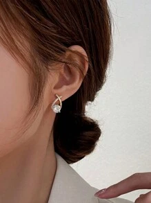 1 paire de boucles d'oreilles de luxe à la mode avec zircone en forme de goutte d'eau et design croisé. Conception haut de gamme exquise, convient