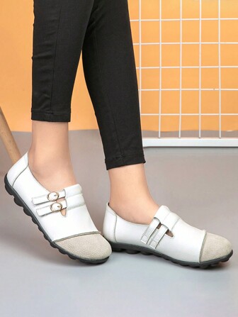 新款时尚女式平底莫卡辛鞋，带双扣，方便穿脱的便鞋，采用仿麂皮拼接而成，鞋面柔软透气，鞋底防滑，适合户外散步、休闲装、春夏秋季