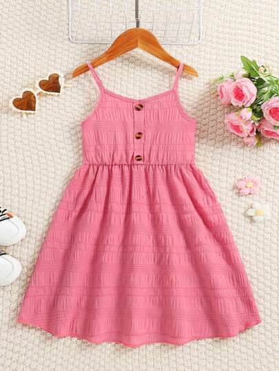 Vestido de punto jacquard de unicolor, con botones decorativos, tirantes y diseño de hombros descubiertos, para niñas jóvenes en verano. Disponible en longitud hasta la rodilla para niñas talla grande jóvenes y longitud media elegante y sencilla como ropa de vacaciones para un verano estiloso y cómodo