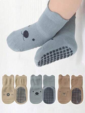 3 paires de chaussettes de sol pour enfants de couleur aléatoire, chaussettes d'intérieur antidérapantes mignons avec motifs de dessins animés, conviennent pour la vie quotidienne