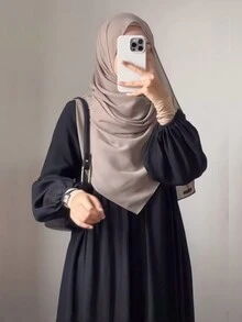 优雅简约的女士黑色长袍，朴素