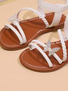 1 双幼儿/小女孩平底凉鞋，带闪亮珍珠和蝴蝶装饰，PU 可调节带子，圆头，防滑，时尚可爱的罗马风格凉鞋，适合 3-15 岁女孩，春/秋季，日常/派对/旅行穿着
