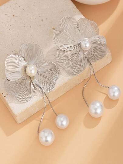 زوج من الأقراط المنفلقة الراقية ذات التصميم الإبداعي المزين بأوراق الصفصاف و اللؤلؤ الزائف، إكسسوار متنوع الاستخدام للنساء مناسب لارتداء اليومي، والتصوير الفوتوغرافي، وكهدية للصديقة، وأعياد الميلاد