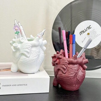 1 件深色前卫心形笔筒，创意办公桌装饰和文具收纳盒，适用于办公室、宿舍