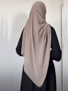 优雅简约的女士黑色长袍，朴素