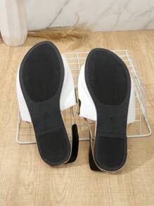 全新休闲女式夏季简约百搭舒适露趾松紧带平底凉鞋