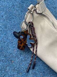 1 buc. Breloc creativ cu oglindă în formă de floare.