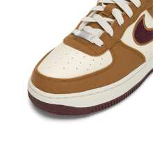 Nike Zapatillas deportivas casuales AIR FORCE 1 LV8 3 (GS), de suela ligera y de corte bajo, adecuadas para adolescentes y uso casual diario, FN4731-200 - Marrón británico claro/Borgoña brillante/Leche de coco - Ver 6