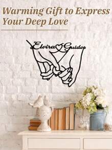 قطعة واحدة من لوحة الجدار المعدنية القابلة للتخصيص بتصميم يد بيد، ديكور جداري لفن الأزواج رمز للحب، مناسب لعيد الحب، الأزواج، حفلات الزفاف؛ قابل للتخصيص بأسماء الزوجين، مصنوع من معدن مقاوم للماء، 30سم* 23.7سم أو 40سم* 31.5سم، لا يحتاج إلى طاقة، ديكور قابل للنزع السهل التركيب، هدية لصديق/صديقة فريدة، هدايا مثالية لها لابنه ابنته، طلاب المدارس، الأطفال للذكرى السنوية، للأعياد المدرسية، المكتب، المنزل
