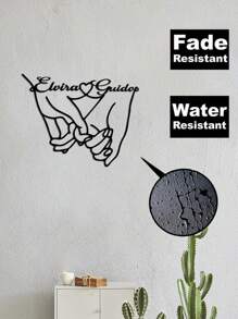 قطعة واحدة من لوحة الجدار المعدنية القابلة للتخصيص بتصميم يد بيد، ديكور جداري لفن الأزواج رمز للحب، مناسب لعيد الحب، الأزواج، حفلات الزفاف؛ قابل للتخصيص بأسماء الزوجين، مصنوع من معدن مقاوم للماء، 30سم* 23.7سم أو 40سم* 31.5سم، لا يحتاج إلى طاقة، ديكور قابل للنزع السهل التركيب، هدية لصديق/صديقة فريدة، هدايا مثالية لها لابنه ابنته، طلاب المدارس، الأطفال للذكرى السنوية، للأعياد المدرسية، المكتب، المنزل