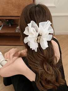 Chwytak do bąbelków z beżowej koronki