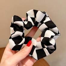 Set de 13 bucăți de ciocanele de păr în carouri, legături de păr elastice, culori amestecate alb-negru, benzi de păr în carouri în stil minimalist european și american, frânghii de păr din tul plasă, accesorii de păr pentru fete și femei, legături drăguțe de păr, benzi de păr, pompon, păr Decoratiuni de stil, Decoratiuni de par pentru festivaluri, Cadouri