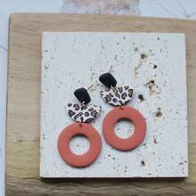 1 Pair Handmade Minimalist Spotted Embossed Embossed Clay Earrings, Suitable For Women's Daily Wear And Dates, Festival Gifts