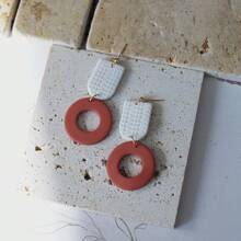 1 Pair Handmade Marble Texture Soft Pottery Leaf Pendant Hoop Earrings, Fashionable Minimalist Design For Women, Suitable For Vacation, Party, Daily Wear, Holiday Gift