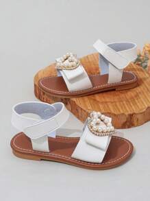 1 para dziewczęcych modnych perłowych serduszek dekoracyjnych PU wygodne, swobodne, otwarte, niskie, płaskie sandały, odpowiednie na zewnątrz, na wakacje, na plażę latem