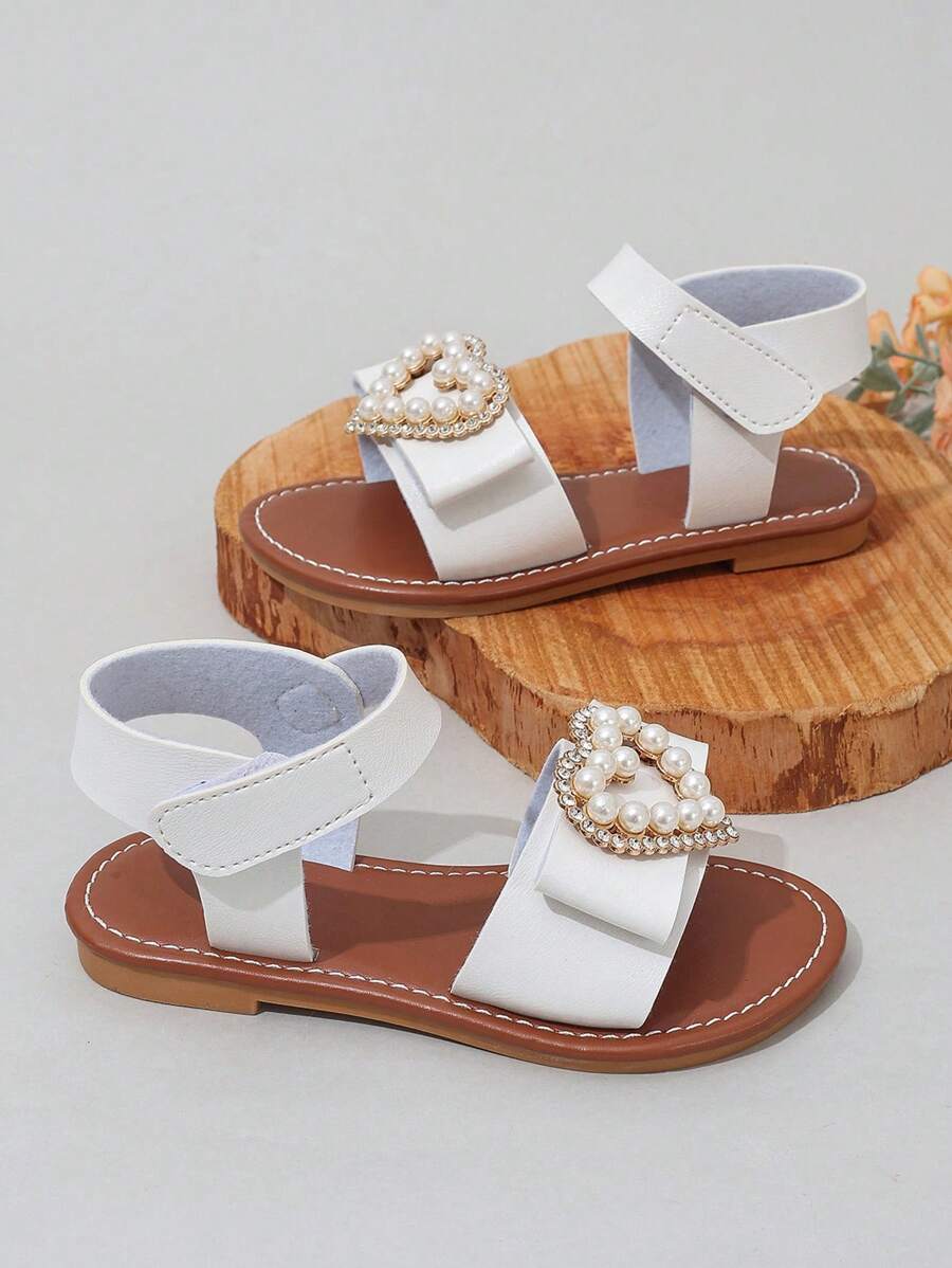 1 para dziewczęcych modnych perłowych serduszek dekoracyjnych PU wygodne, swobodne, otwarte, niskie, płaskie sandały, odpowiednie na zewnątrz, na wakacje, na plażę latem