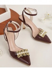 كعب عالي أنيق مزخرف باللؤلؤ باللون البرغندي ذو تصميم كلاسيكي للنساء ، حذاء كعب مدبب عصري لحفلات الزفاف أو السهرات مزود بحزام كاحل'