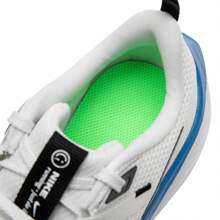 Nike 女式透气低帮缓震休闲运动鞋，轻便篮球鞋 DX2498 - 黑/白/淺銀灰/衝擊綠 - 查看 5