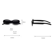 Lunettes style millénaire Y2K avec un petit cadre étroit ovale noir