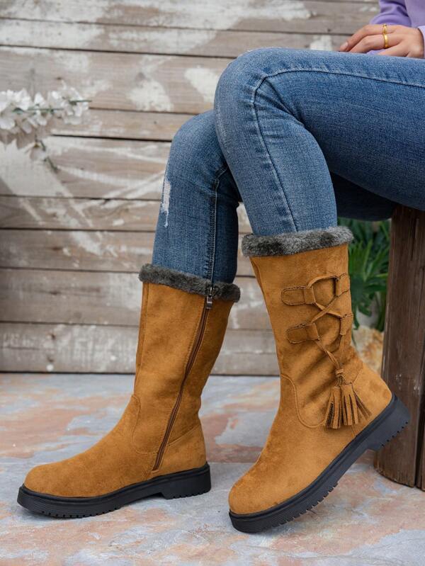 Bottes mi-mollet pour femmes à bout rond, plateforme, talon épais, avec lacets sur le côté, garniture en fausse fourrure à pompons et fermeture éclair latérale. Mode polyvalente pour le quotidien, le travail, les trajets, l'école, les festivals de musique, les fêtes de la bière, les soirées