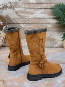 Bottes mi-mollet pour femmes à bout rond, plateforme, talon épais, avec lacets sur le côté, garniture en fausse fourrure à pompons et fermeture éclair latérale. Mode polyvalente pour le quotidien, le travail, les trajets, l'école, les festivals de musique, les fêtes de la bière, les soirées
