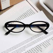 Lunettes style millénaire Y2K avec un petit cadre étroit ovale noir