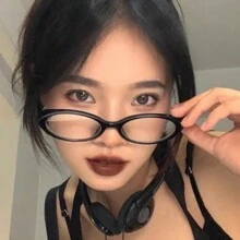 Lunettes style millénaire Y2K avec un petit cadre étroit ovale noir