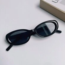 Lunettes style millénaire Y2K avec un petit cadre étroit ovale noir
