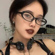 Lunettes style millénaire Y2K avec un petit cadre étroit ovale noir