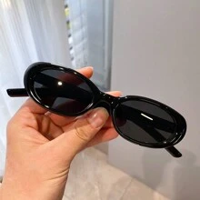Lunettes style millénaire Y2K avec un petit cadre étroit ovale noir