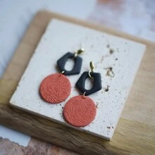 1 Pair Handmade Minimalist Spotted Embossed Embossed Clay Earrings, Suitable For Women's Daily Wear And Dates, Festival Gifts