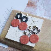 1 Pair Handmade Minimalist Spotted Embossed Embossed Clay Earrings, Suitable For Women's Daily Wear And Dates, Festival Gifts