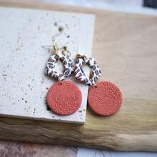 1 Pair Handmade Minimalist Spotted Embossed Embossed Clay Earrings, Suitable For Women's Daily Wear And Dates, Festival Gifts