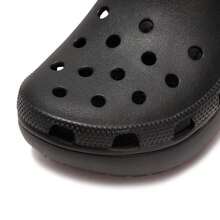 Crocs 透气孔套脚凉鞋，沙滩度假拖鞋，室内办公休闲鞋，闭趾 Croslite® 蜂窝树脂鞋面，吸震透气女鞋，适合日常穿着/建议选购小一码，206750-001 - 黑色 - 查看 8