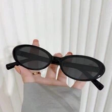 Lunettes style millénaire Y2K avec un petit cadre étroit ovale noir