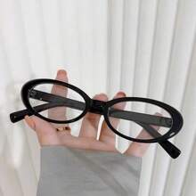 Lunettes style millénaire Y2K avec un petit cadre étroit ovale noir