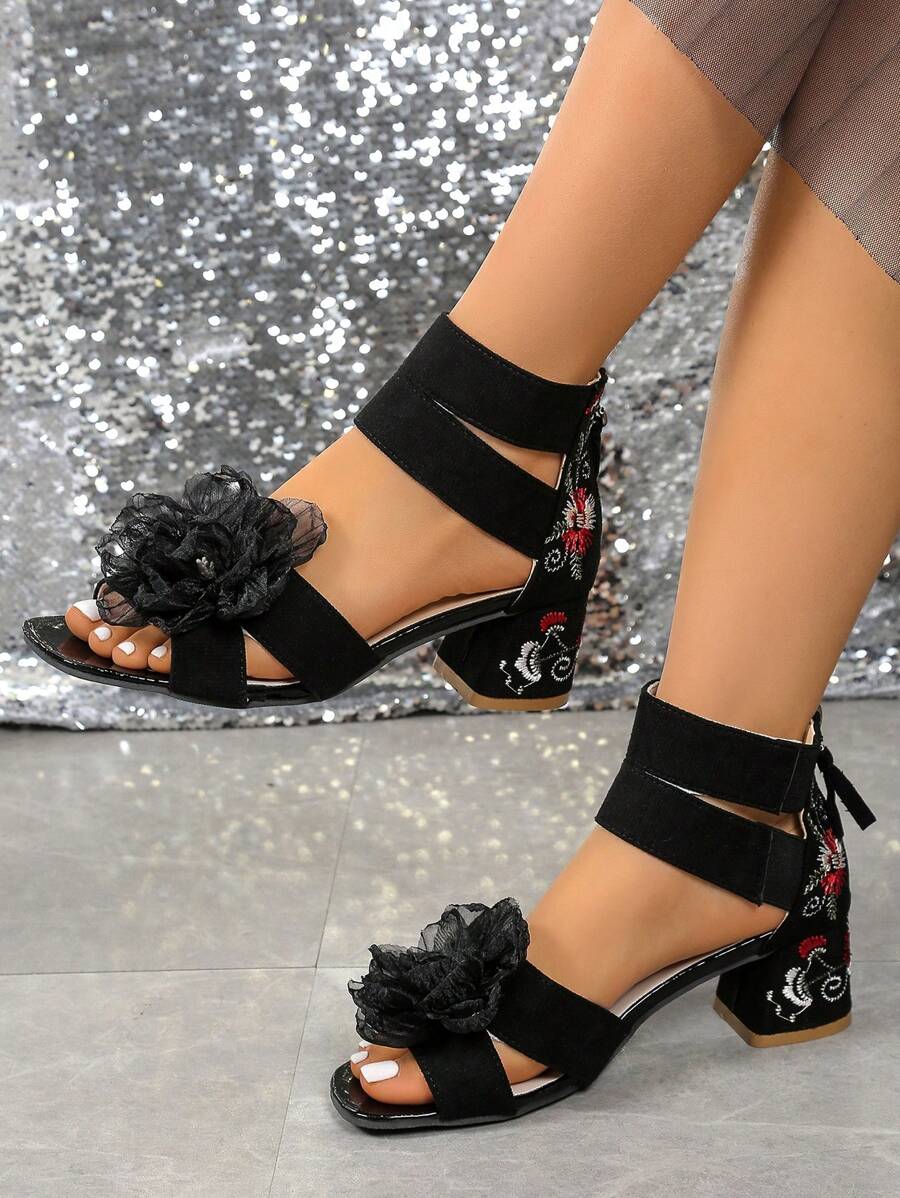 Sandalias casuales de taco medio con flores bordadas, sandalias de verano para mujer versátiles, de tacón grueso, elegantes y de estilo retro, con puntera abierta y cremallera trasera - flores blancas y negras - Ver 1
