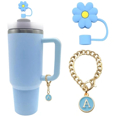 2 Phụ kiện trang trí cốc cá nhân hóa thời trang, 1 nắp ống hút hoa dễ thương & 1 dây chuyền chữ cái tên viết tắt màu xanh lam, nắp ống hút silicon có thể tái sử dụng cho ống hút 0,4in/10mm, thích hợp cho đám cưới, tiệc tùng, Ngày của mẹ, quà tặng Ngày của cha, đồ dùng học tập trở lại trường