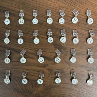 1 个防尘塞白色电镀吊坠，26 个英文字母双面设计适用于闪电接口