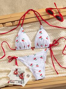 樱桃印花比基尼套装，配红色系带，休闲度假风。