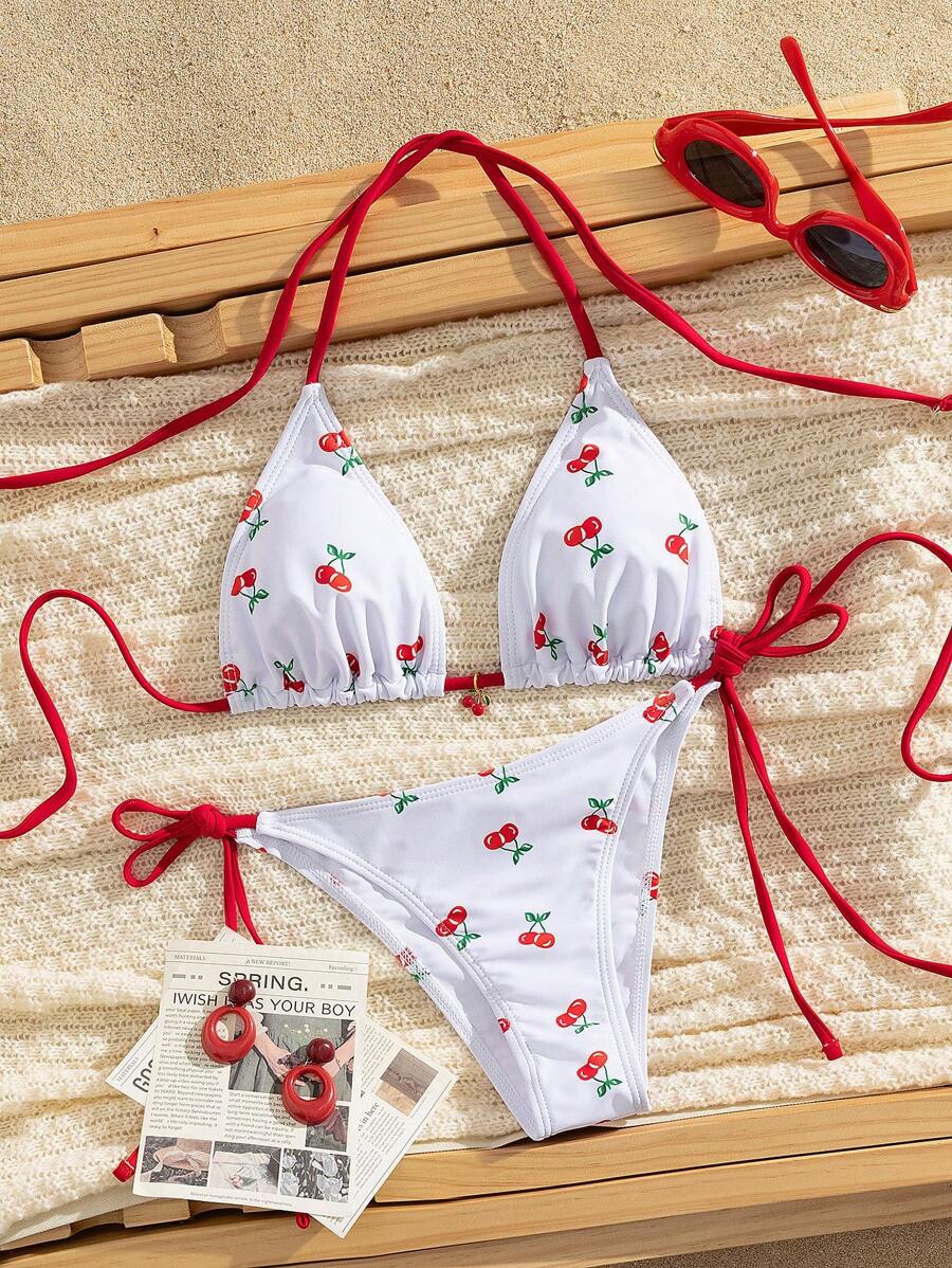 樱桃印花比基尼套装，配红色系带，休闲度假风。