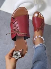 Sandalias planas de estilo casual y moda para mujer, con decoración de cordones, slip-on de dos tonos, cómodas para el uso diario o la playa, de uso versátil - Rojo - Ver 7
