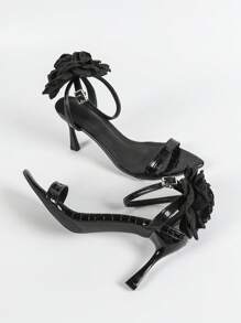 planare Dames Pure Zwarte Krokodillenreliëf Smalle Enkele Band Puntige Neus Stiletto Hoge Hak Sandalen, Met Verstelbare Enkelband En Grote Zwarte Rozenbloemdecoratie, Sexy Blotevoeten Stijl Hoge Hakken Geschikt Voor Feest, Bruiloft, Dinerdate, Dans, Kantoor, Dagelijkse Kleding En Formele Gelegenheden, Stabiele En Gemakkelijk Te Belopen Zomer Hoge Hakken, Passend Bij Avondjurken Of Feestoutfits (Bloemplaatsing Is Asymmetrisch)