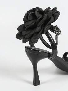 planare Dames Pure Zwarte Krokodillenreliëf Smalle Enkele Band Puntige Neus Stiletto Hoge Hak Sandalen, Met Verstelbare Enkelband En Grote Zwarte Rozenbloemdecoratie, Sexy Blotevoeten Stijl Hoge Hakken Geschikt Voor Feest, Bruiloft, Dinerdate, Dans, Kantoor, Dagelijkse Kleding En Formele Gelegenheden, Stabiele En Gemakkelijk Te Belopen Zomer Hoge Hakken, Passend Bij Avondjurken Of Feestoutfits (Bloemplaatsing Is Asymmetrisch)
